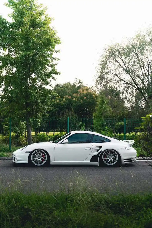 Avant-garde style: Porsche 997 modified with AIRFLOTT air suspension